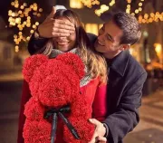 Ведмедик з троянд у подарунковій коробці 25 см ЧЕРВОНИЙ