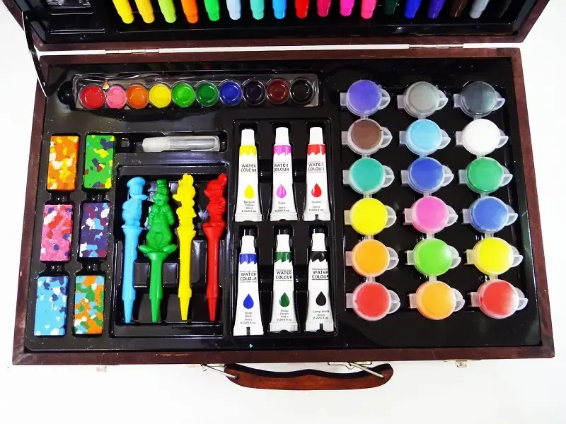 Набір для малювання в дерев'яній валізці на 130 предметів.
